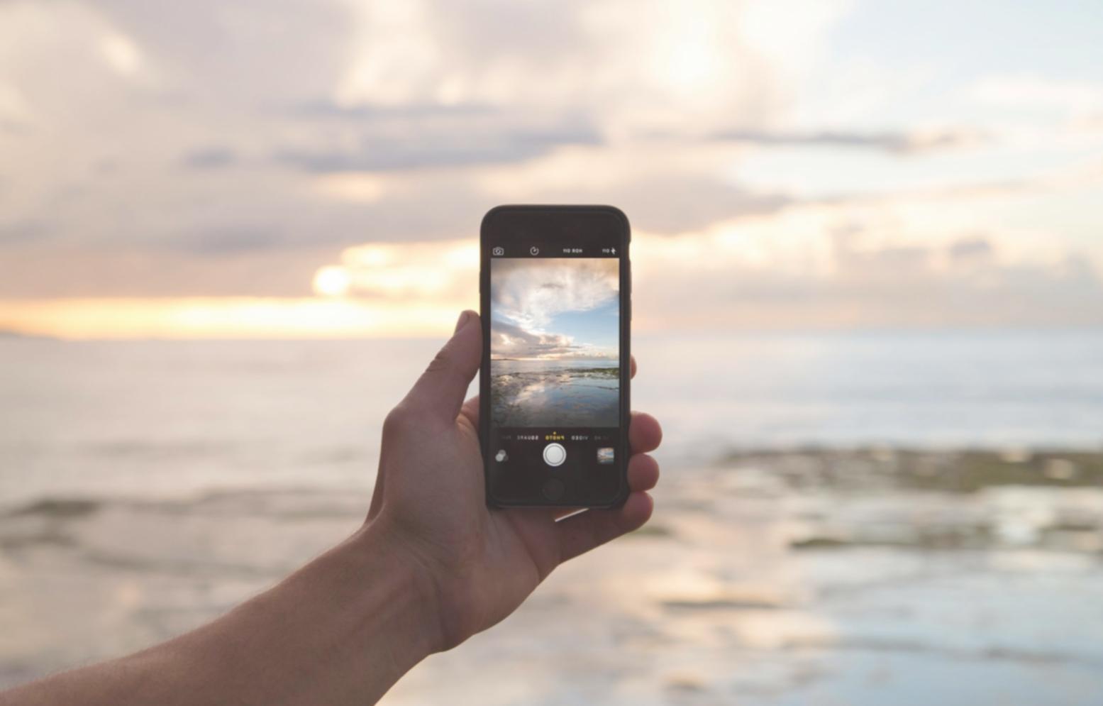 Studente internazionale impegnato in sessione pratica di macrofotografia con attrezzatura professionale