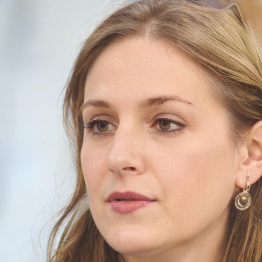 Ritratto di Elena Petrov, studentessa bulgara specializzata in macrofotografia botanica