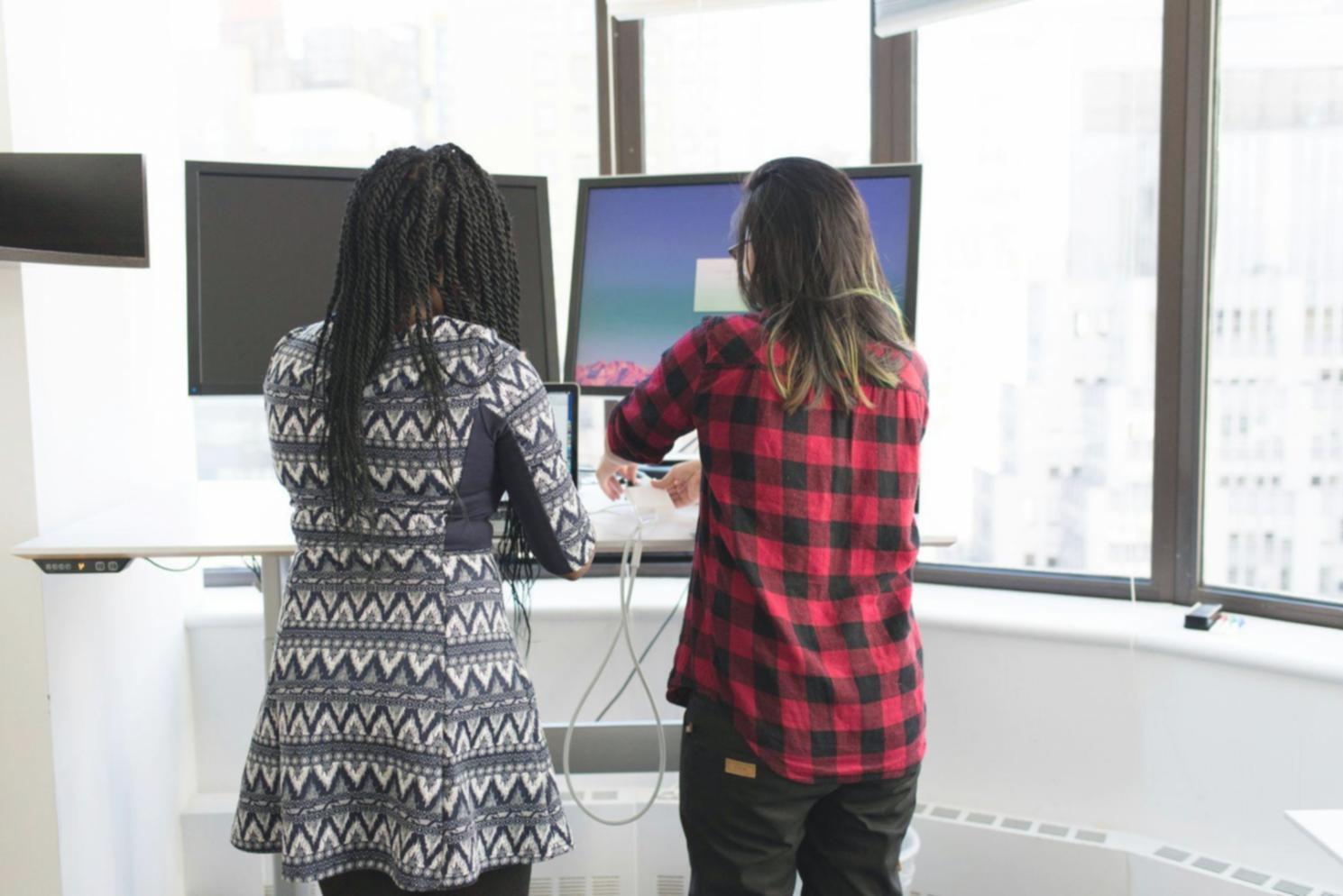 Sessione pratica di macrofotografia con studenti che fotografano dettagli di fiori e insetti in studio