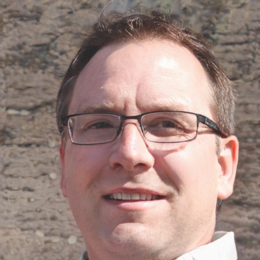 Ritratto professionale di Benedetto Mariotti, fotografo specializzato in macrofotografia